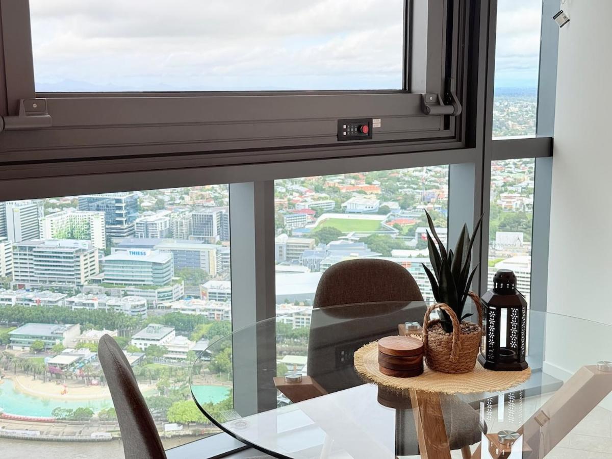 Chic 2-bed With Views & Pool At Qwr Apartment