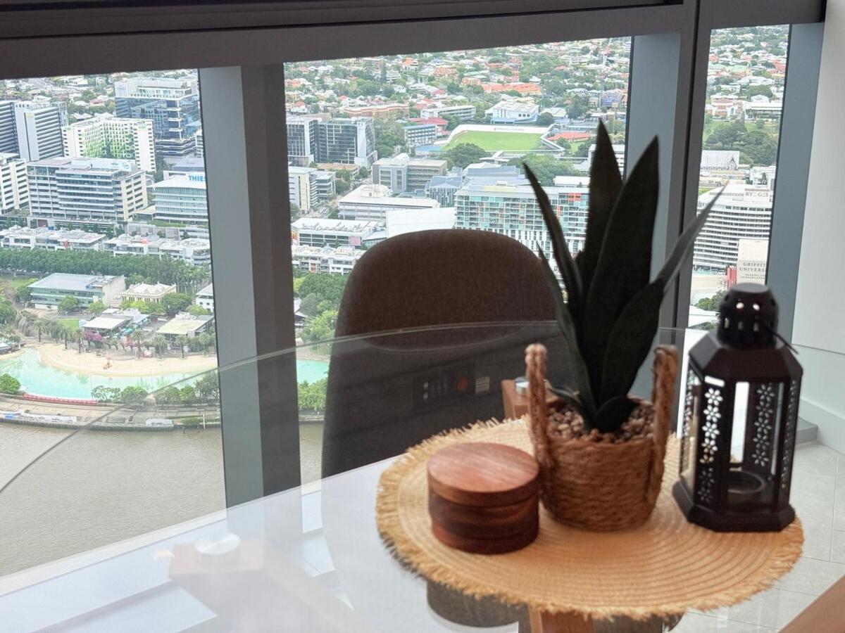 Chic 2-bed With Views & Pool At Qwr Apartment