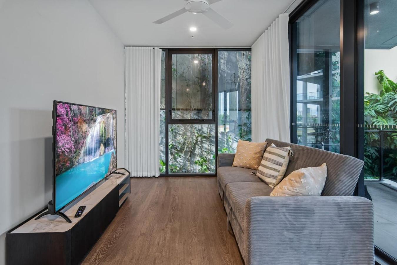 Ultimate Location Chic 2br Rooftop Pool N Parking *