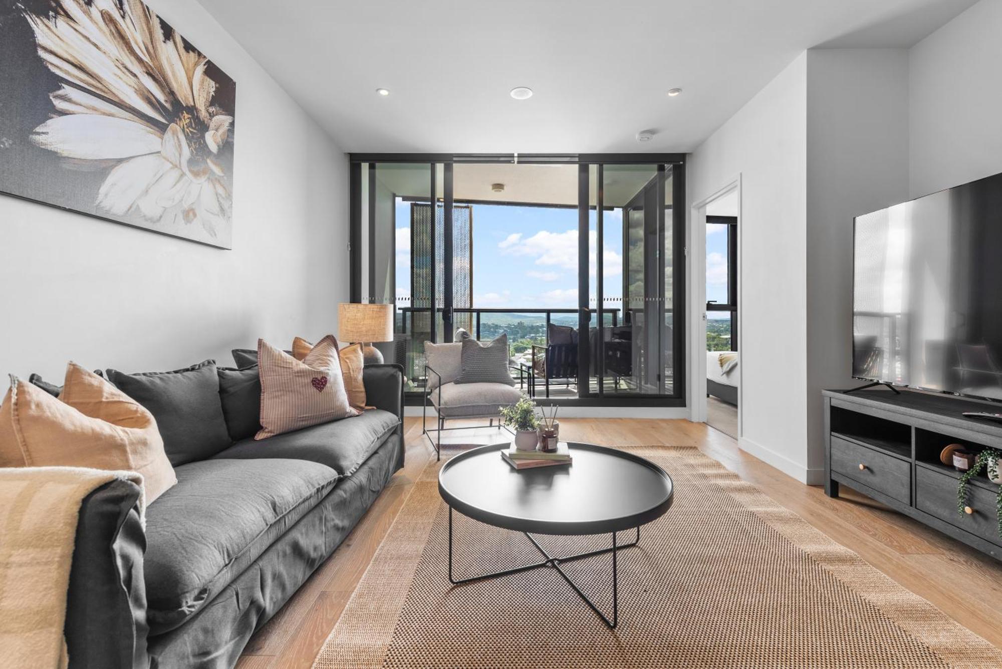 Mountain View 2br With Pool, Huge Gym And Parking Brisbane