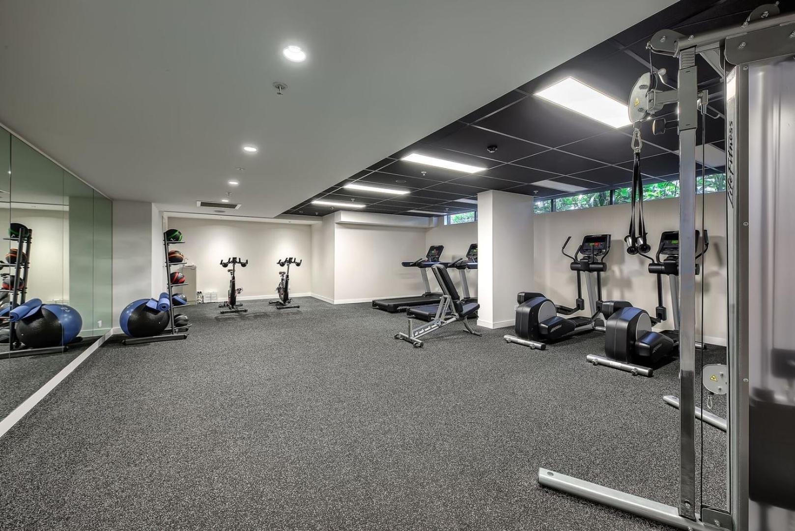 Bright And Cozy 2br With Pool, Gym And Parking! Apartment Brisbane