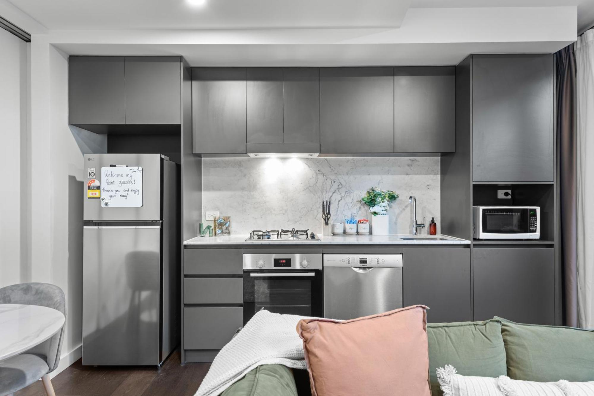 Bright And Cozy 2br With Pool, Gym And Parking! Apartment