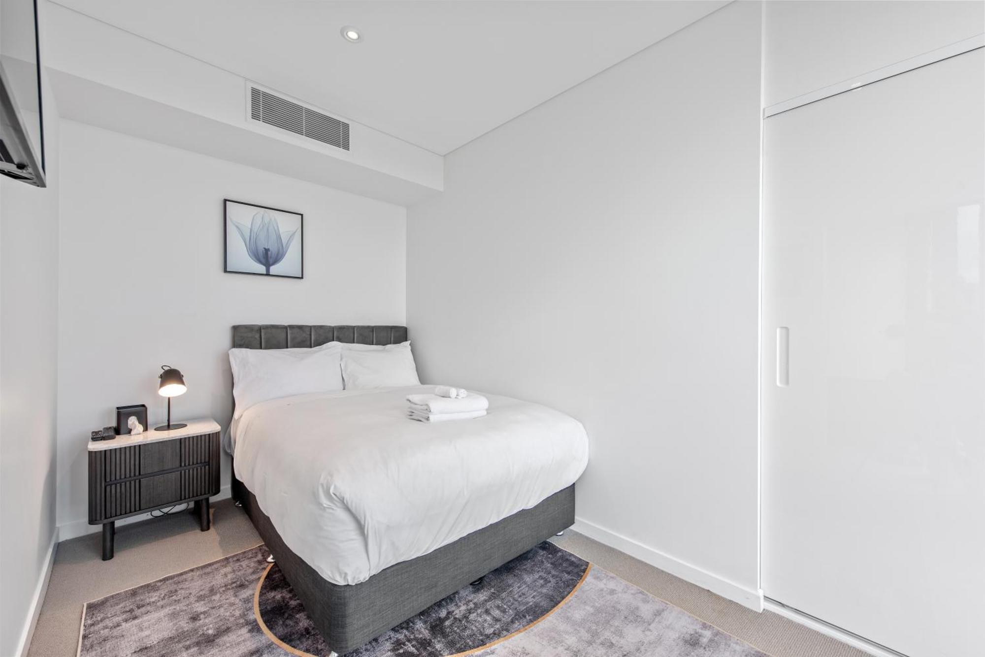 Cbd 2br With Breathtaking Views, Pool & Gym Apartment