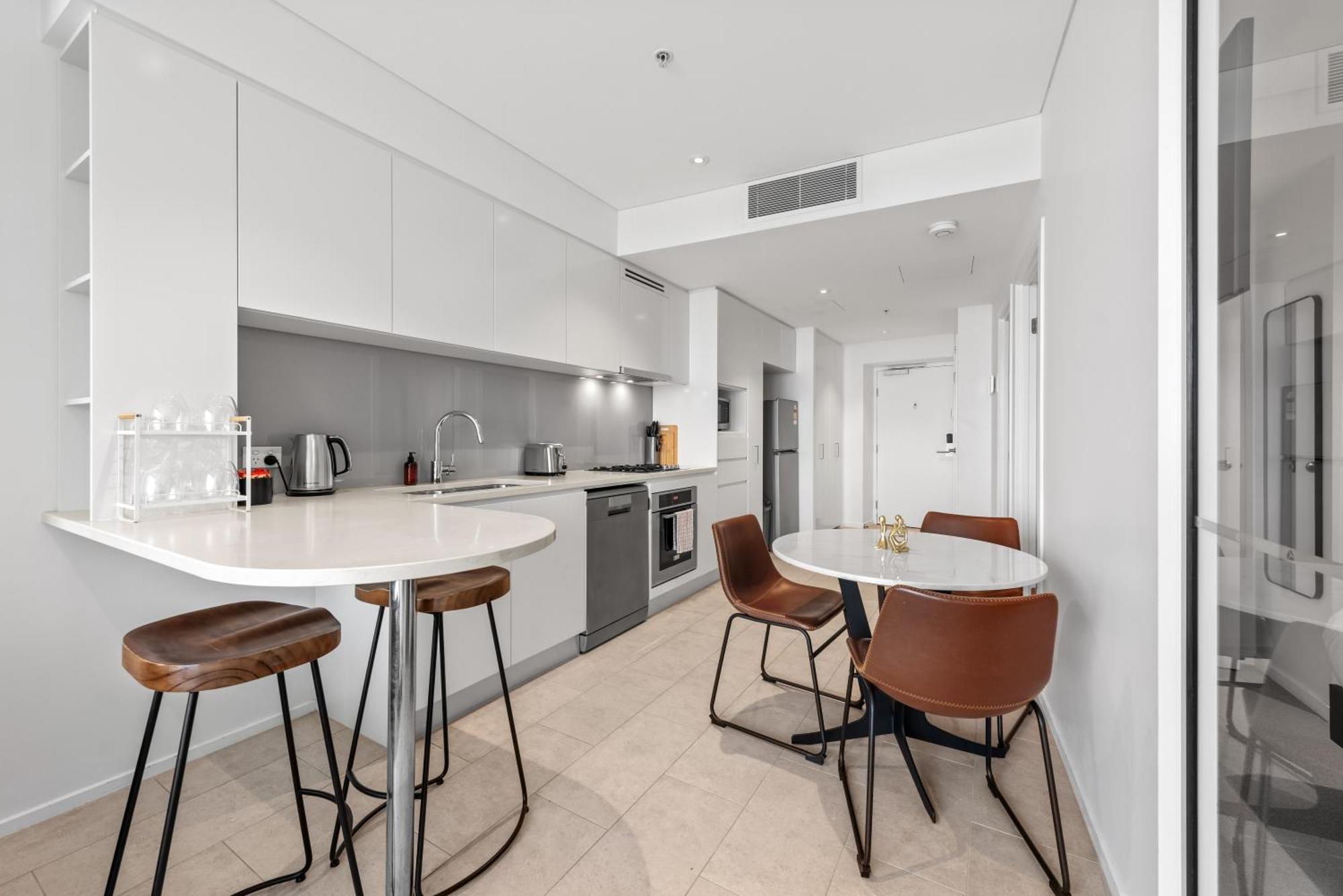 Cbd 2br With Breathtaking Views, Pool & Gym *