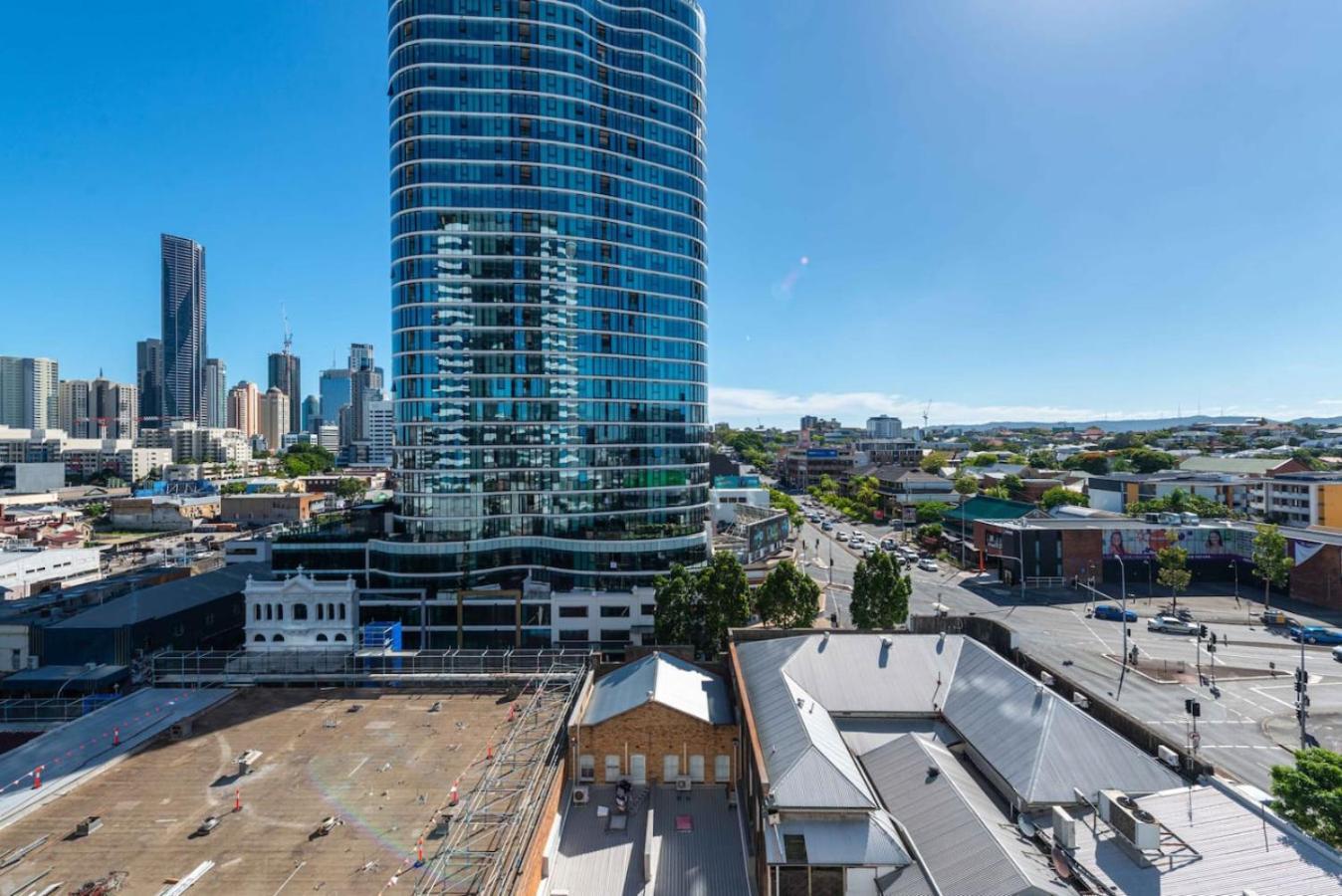 2br Luxury Retreat With Rooftop Pool Access