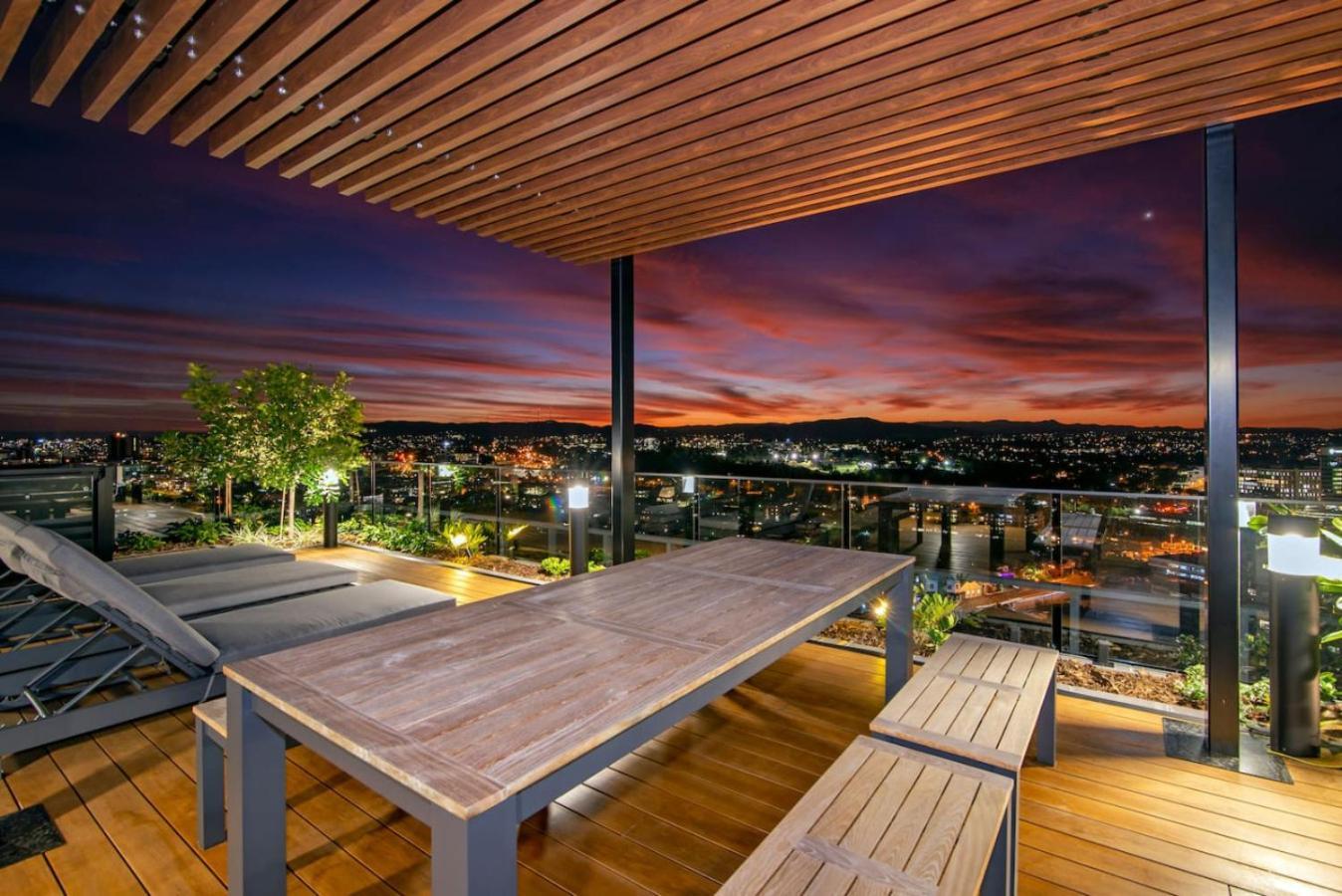 2br Luxury Retreat With Rooftop Pool Access