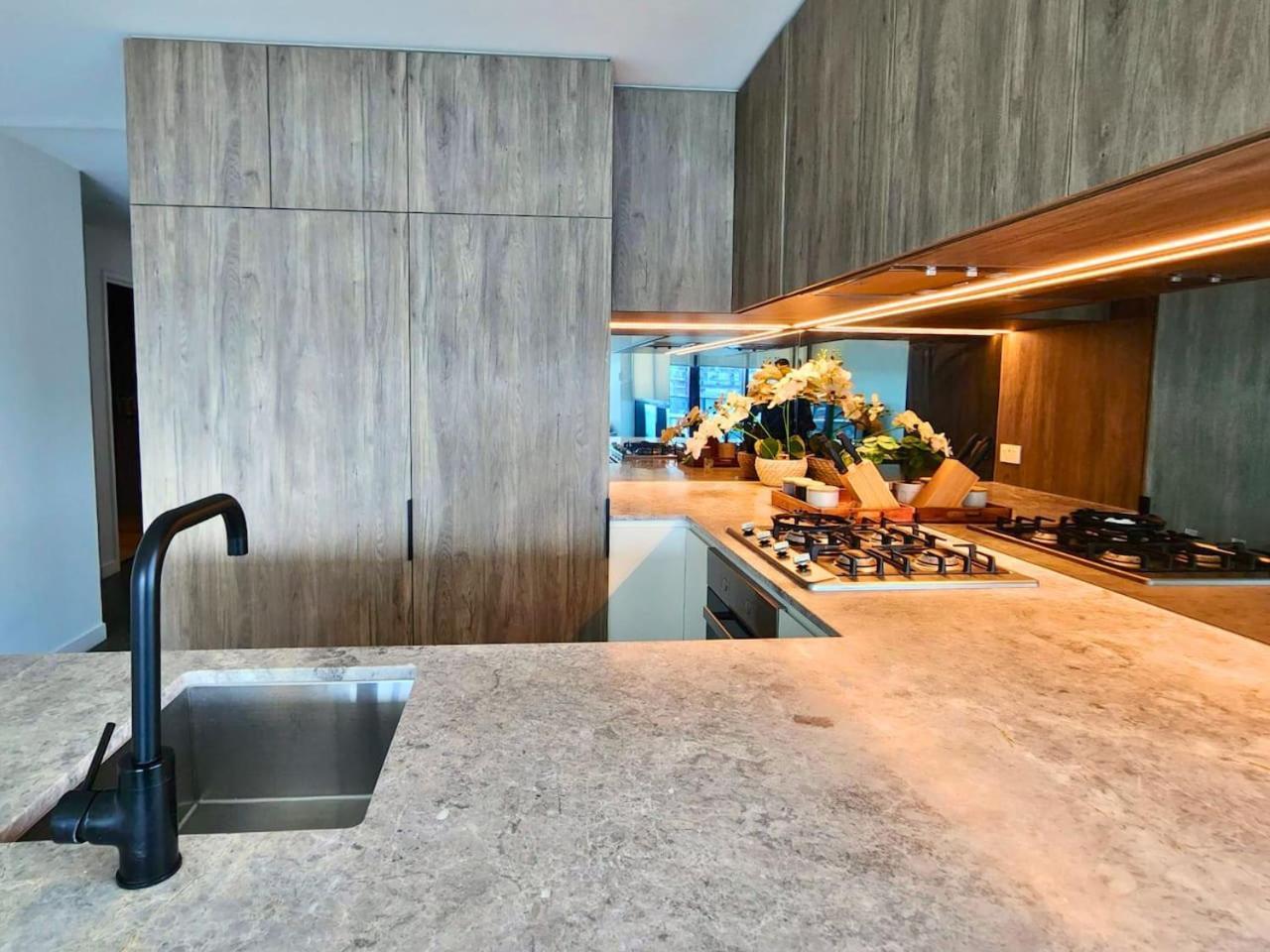 2br Luxury Retreat With Rooftop Pool Access