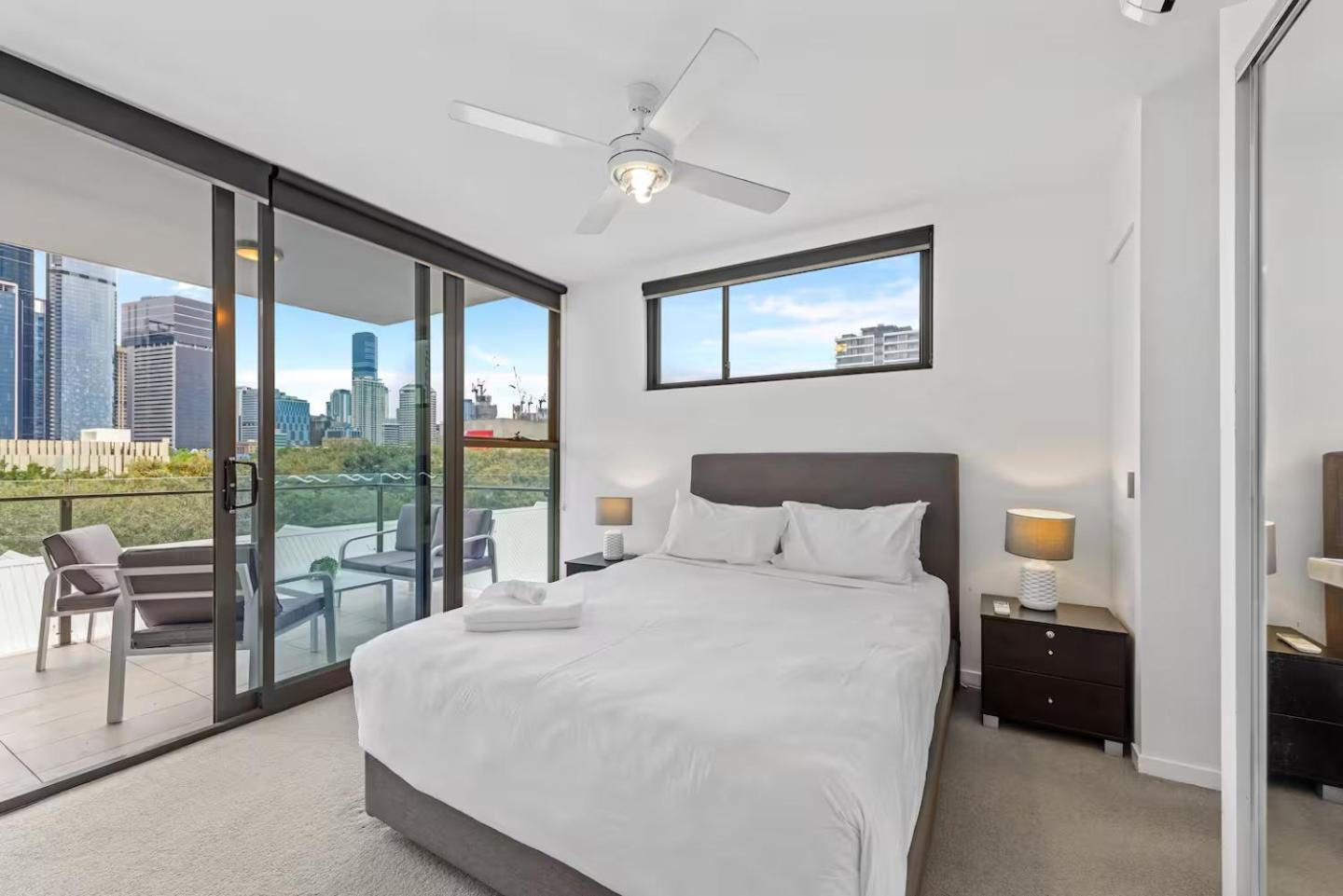 Million Dollar Views And Location! Walk To Cbd! *