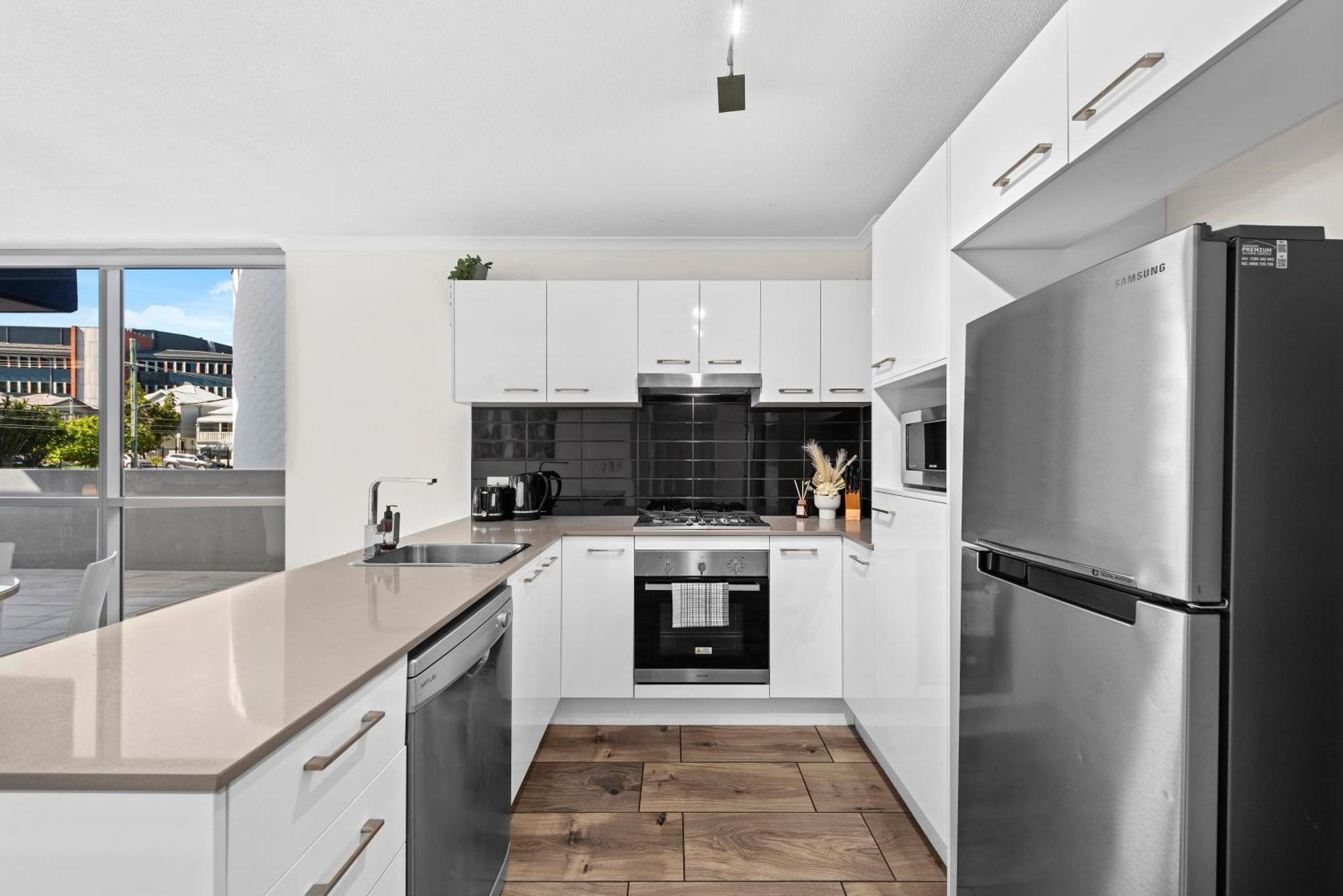Comfy And Bright With Huge Balcony! Apartment Brisbane