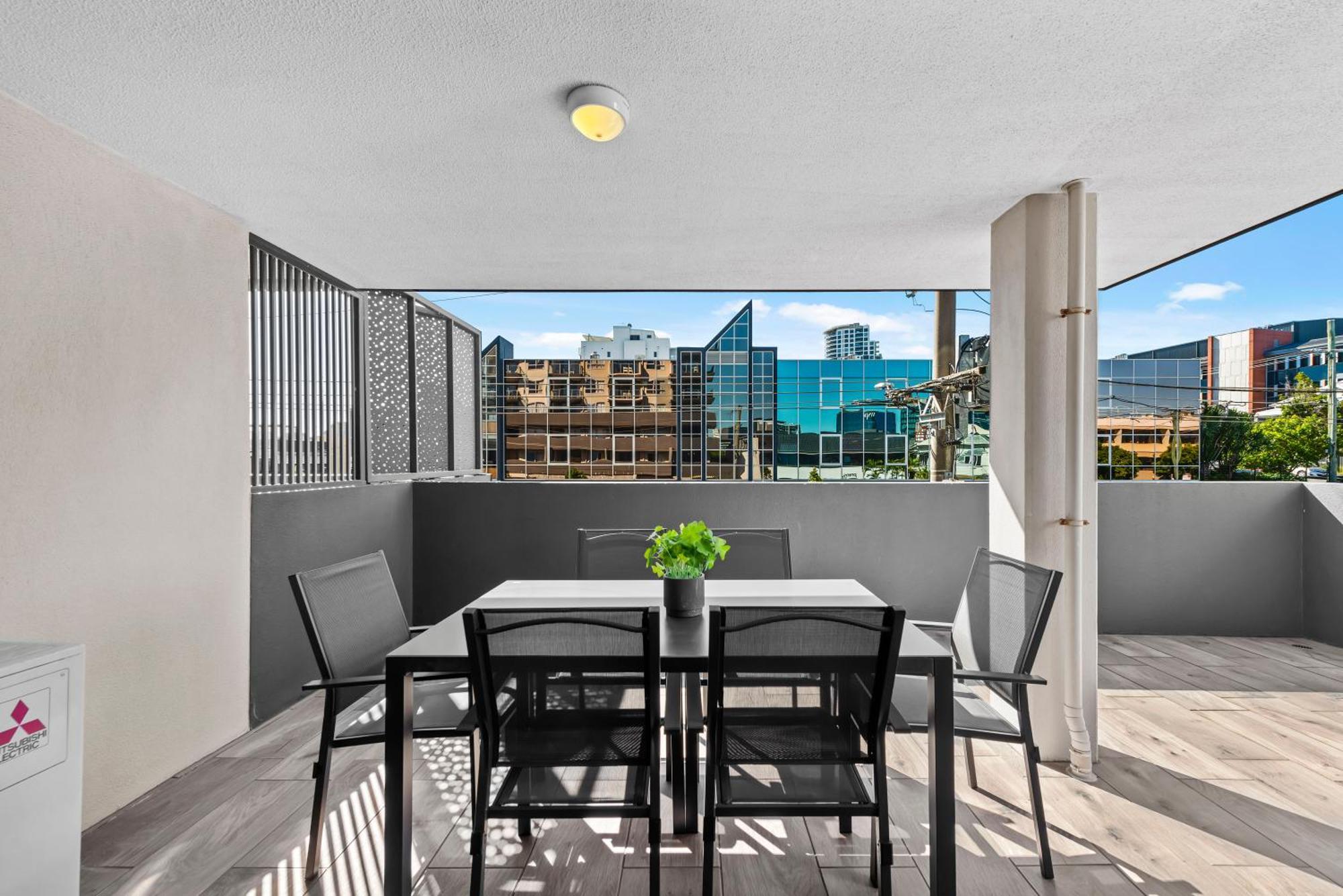 Apartment Comfy And Bright With Huge Balcony!