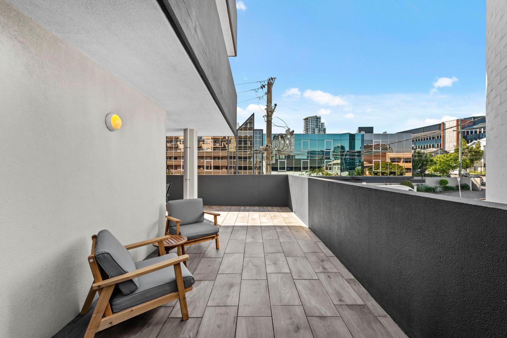 Apartment Comfy And Bright With Huge Balcony! Brisbane