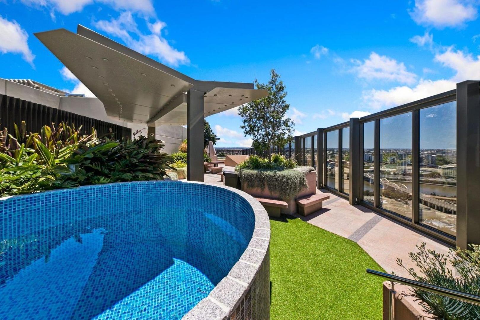 Bright And Modern With Balcony, King Bed And Parking * Brisbane