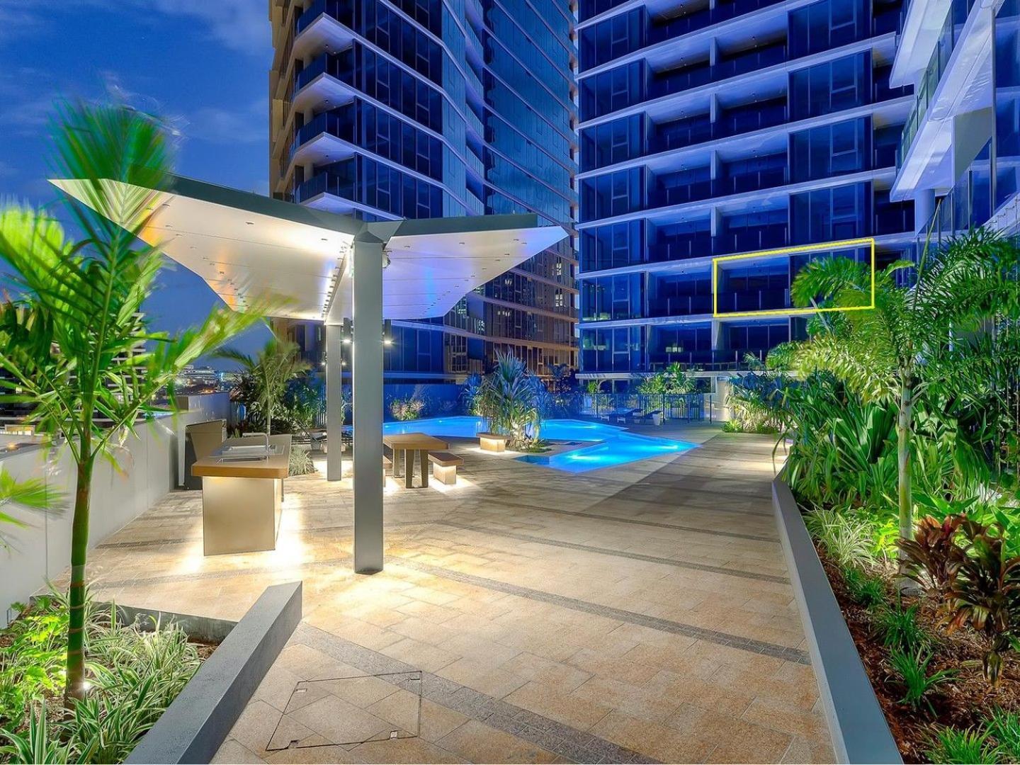 Bright And Modern With Balcony, King Bed And Parking Apartment Brisbane