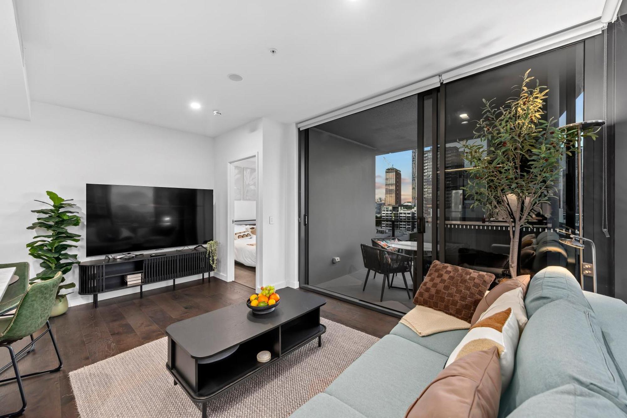 Bright And Modern With Balcony, King Bed And Parking Apartment *