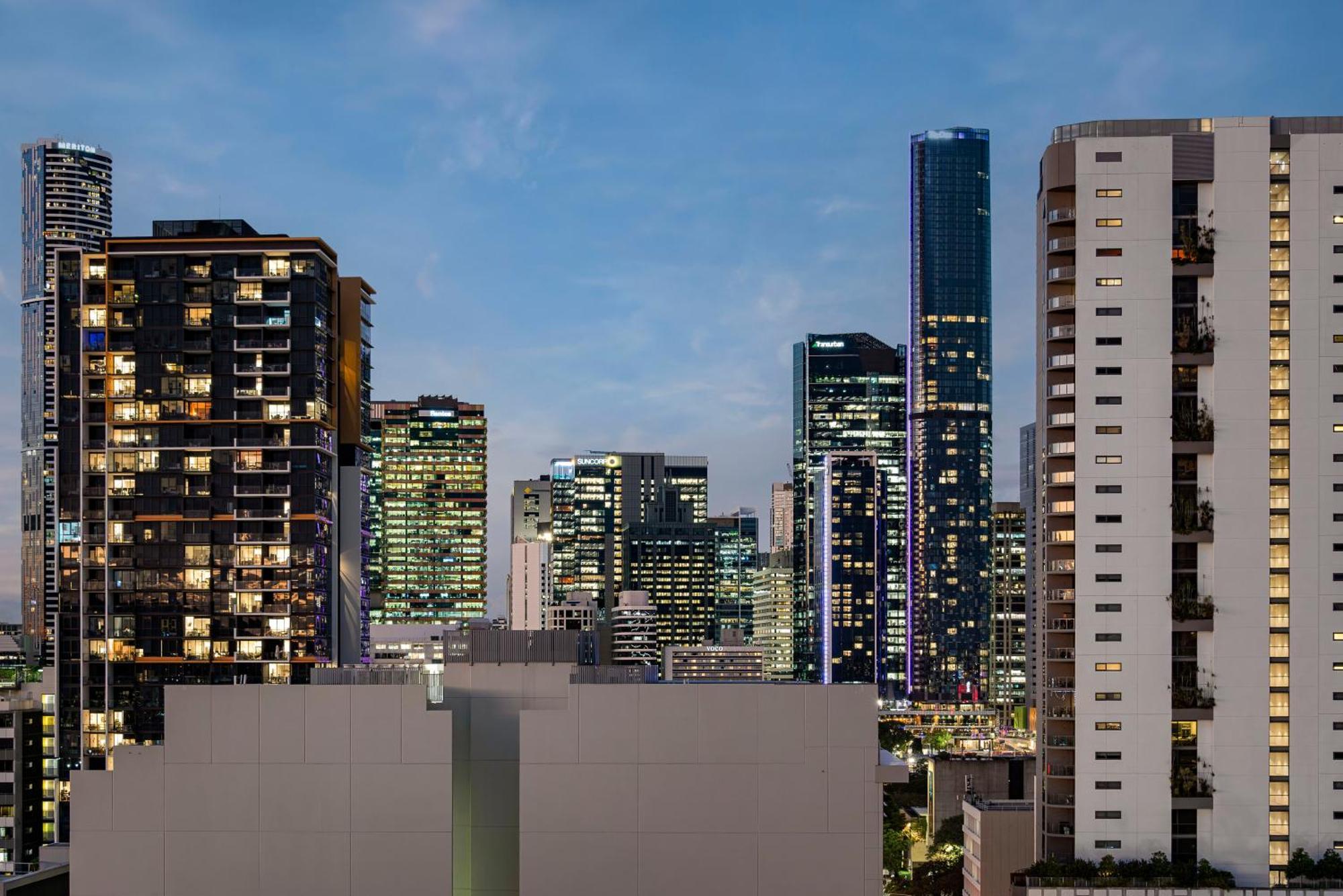 Bright And Modern With Balcony, King Bed And Parking *