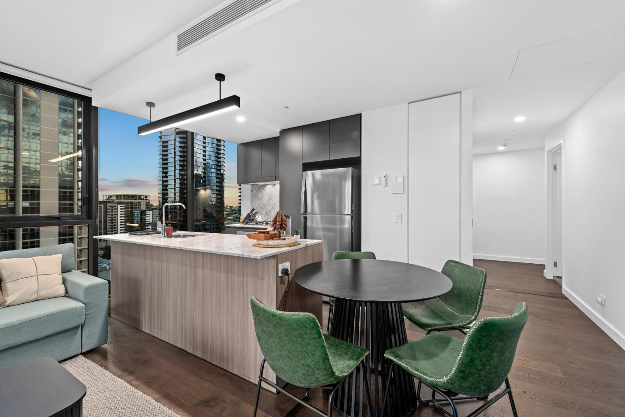 Bright And Modern With Balcony, King Bed And Parking Brisbane