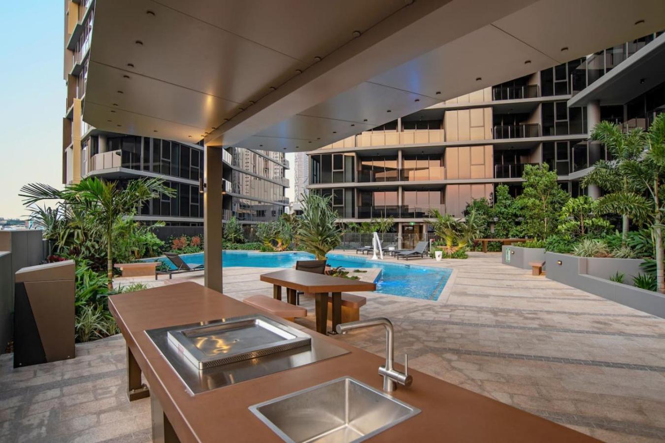 Apartment Stunning Getaway One King Bed With Unlimited Wi-fi *