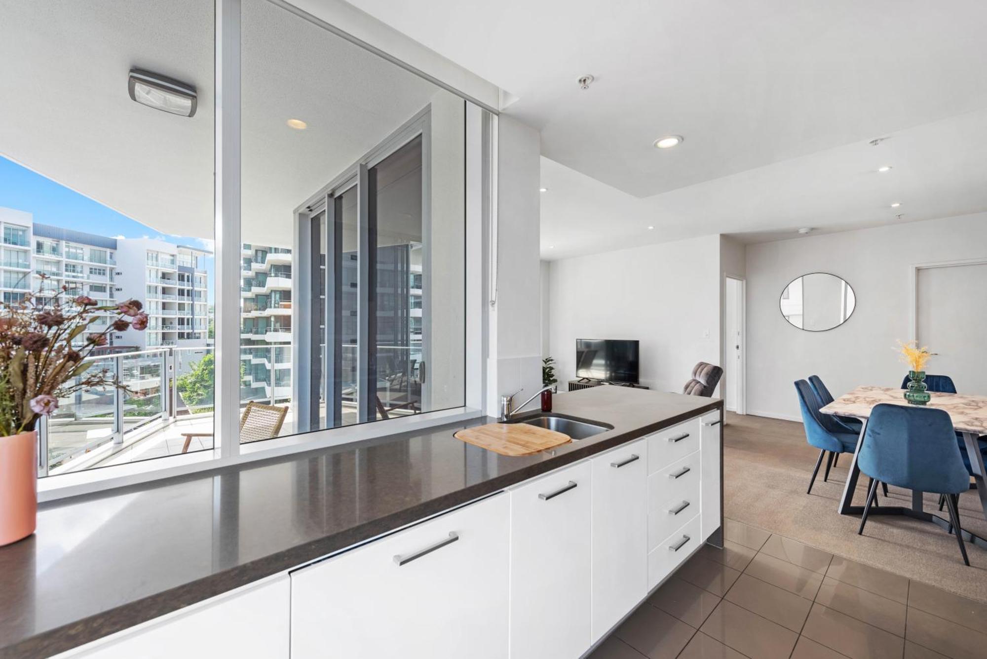 Spacious Portside With Car Park, Bath And Balcony *