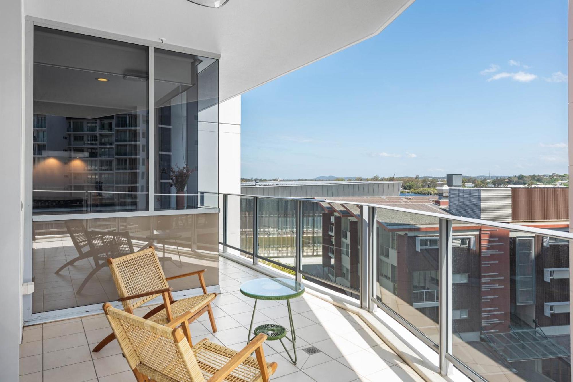 Apartment Spacious Portside With Car Park, Bath And Balcony Brisbane