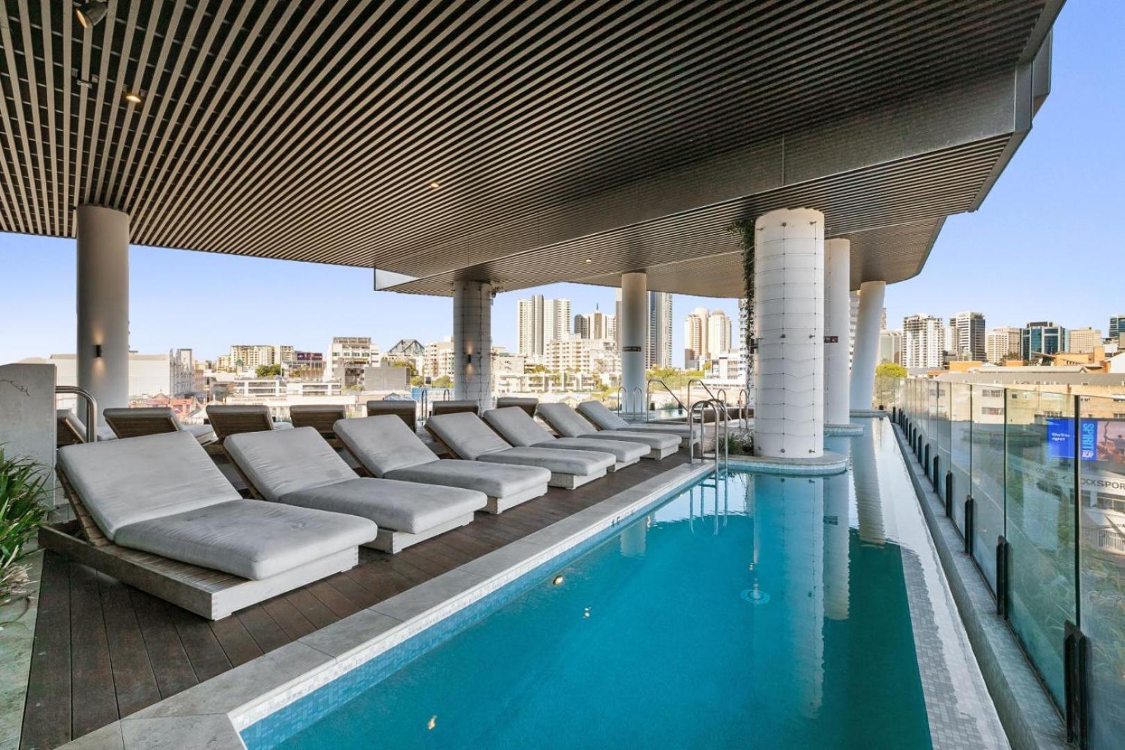 Mountain Views And Infinity Pool Overlooking City!