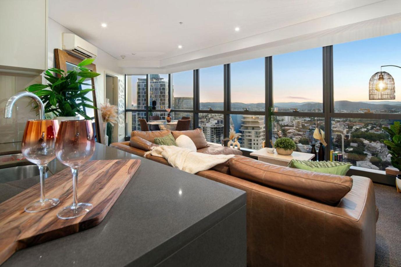 Apartment Plush Indulgence At Meriton Adelaide St Brisbane