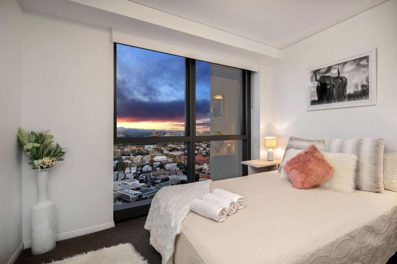 Plush Indulgence At Meriton Adelaide St Apartment *