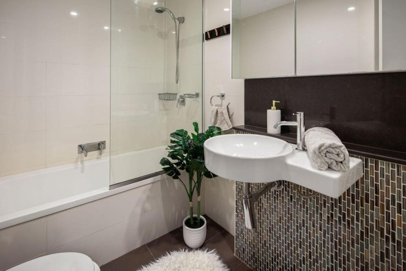 Plush Indulgence At Meriton Adelaide St Apartment