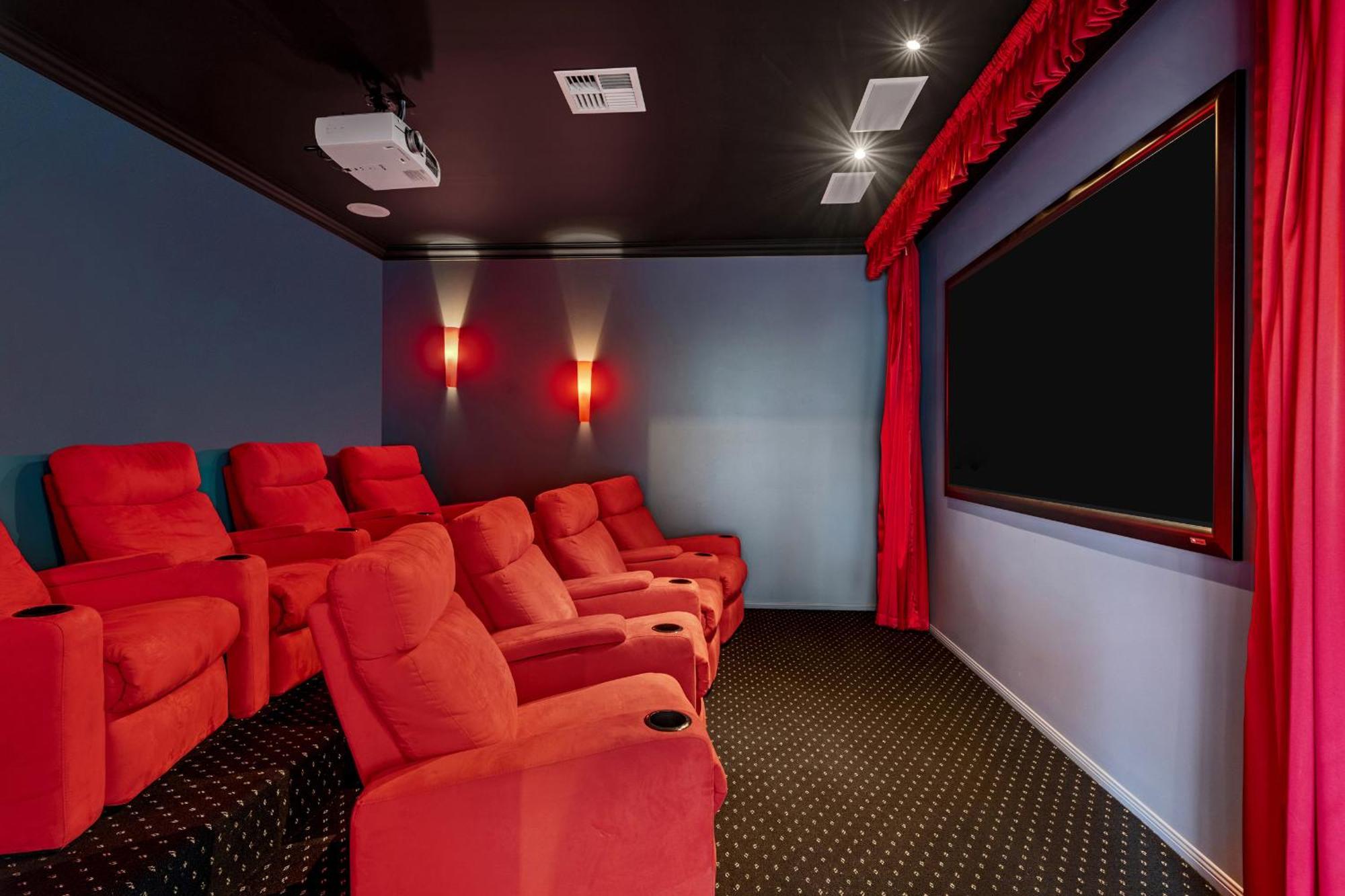 Maison Marie: Cinebar Getaway 4 Bedrooms 2.5 Baths
