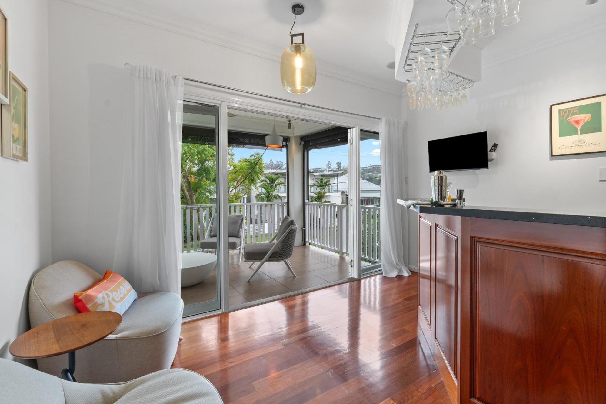 Maison Marie: Cinebar Getaway 4 Bedrooms 2.5 Baths Holiday home