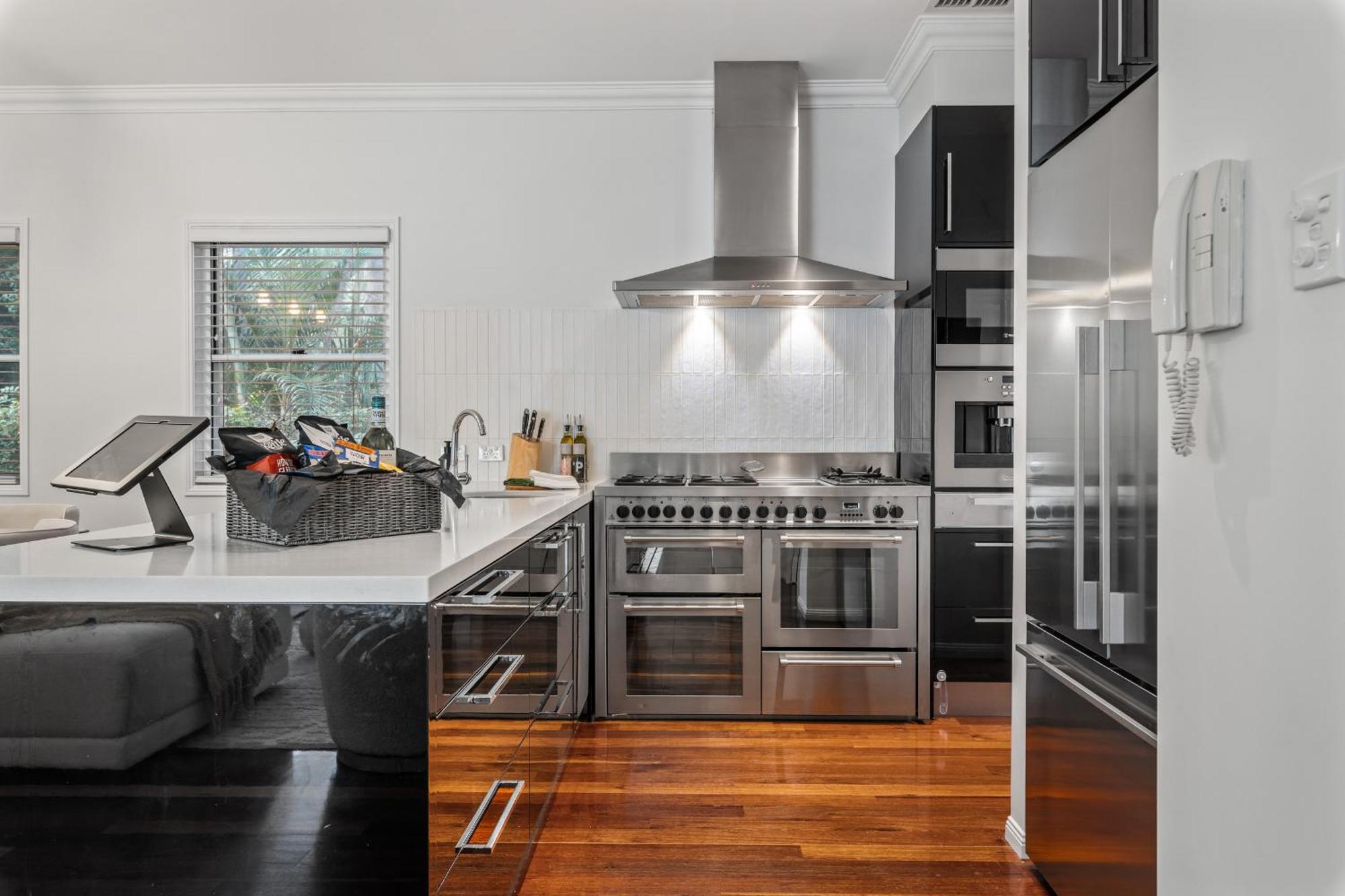 Maison Marie: Cinebar Getaway 4 Bedrooms 2.5 Baths Brisbane