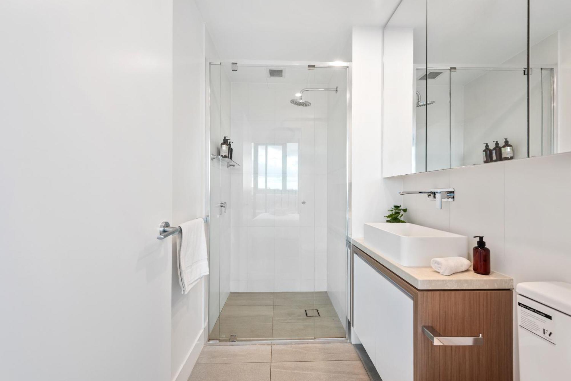 Stunning Mountain Views Infinity Pool, Gym, Park * Brisbane