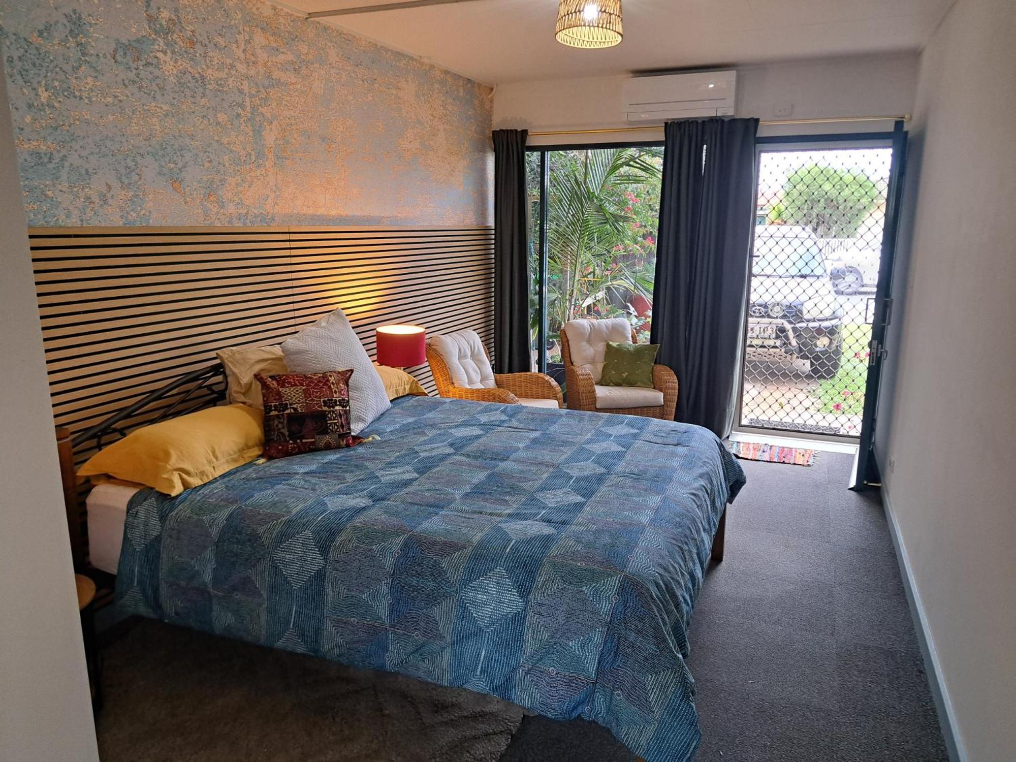 1960s Pool House - Hosted Bed & Breakfast