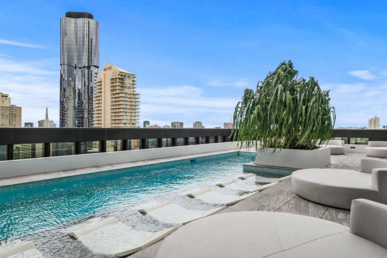 Luxurious 2 Bed With Pool, Sauna And Gym *