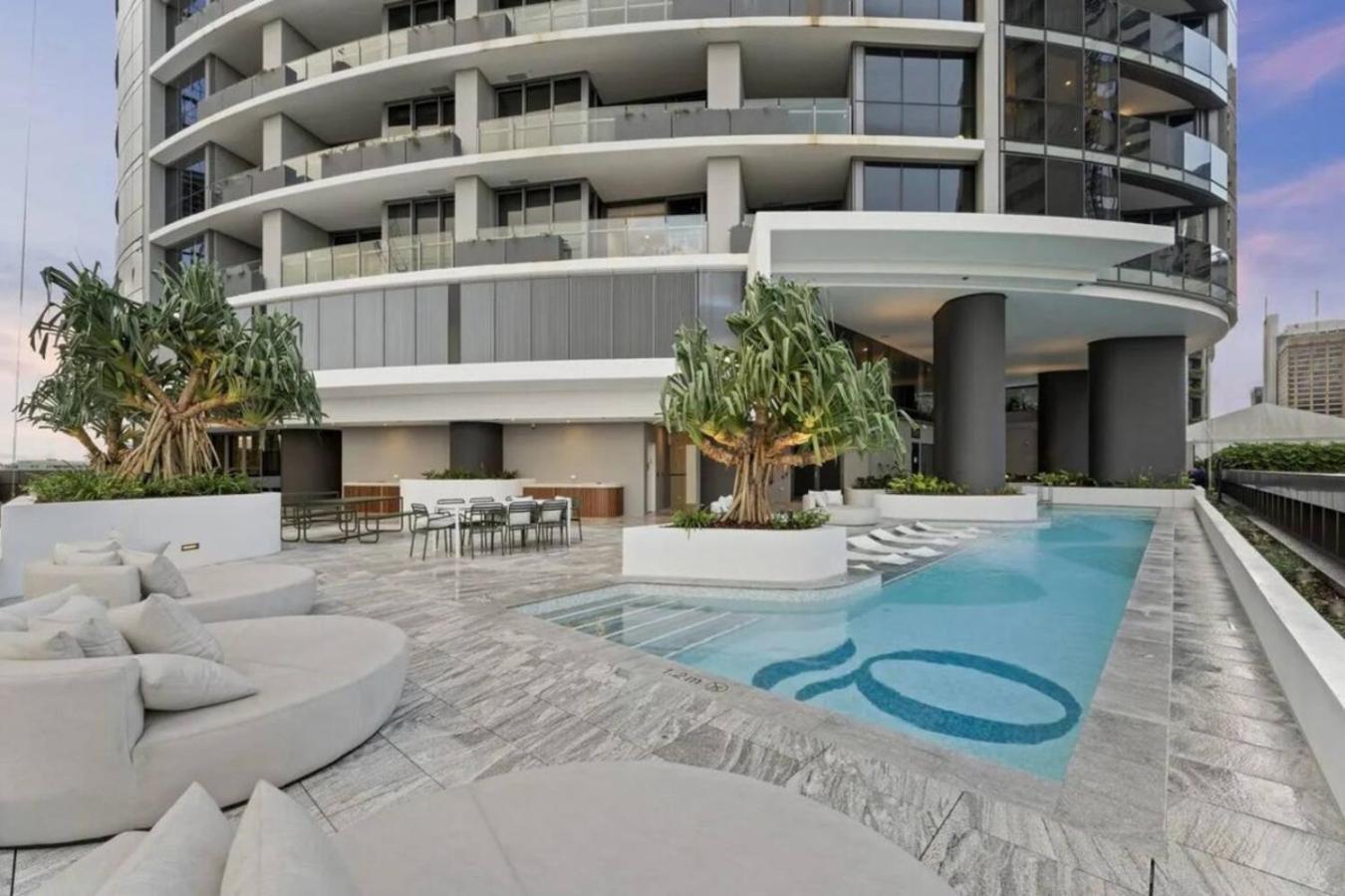 Luxurious 2 Bed With Pool, Sauna And Gym * Brisbane