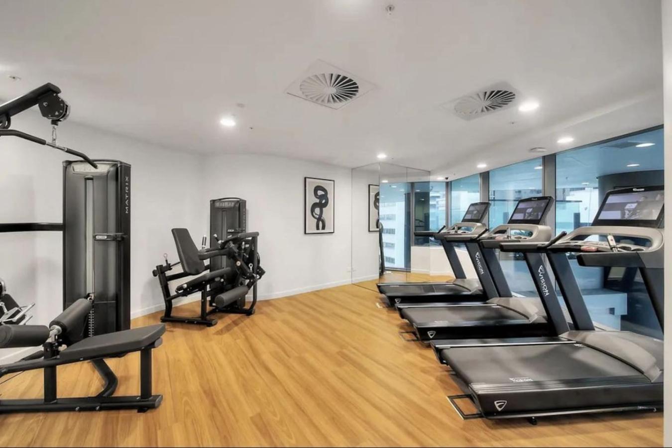 Luxurious 2 Bed With Pool, Sauna And Gym *