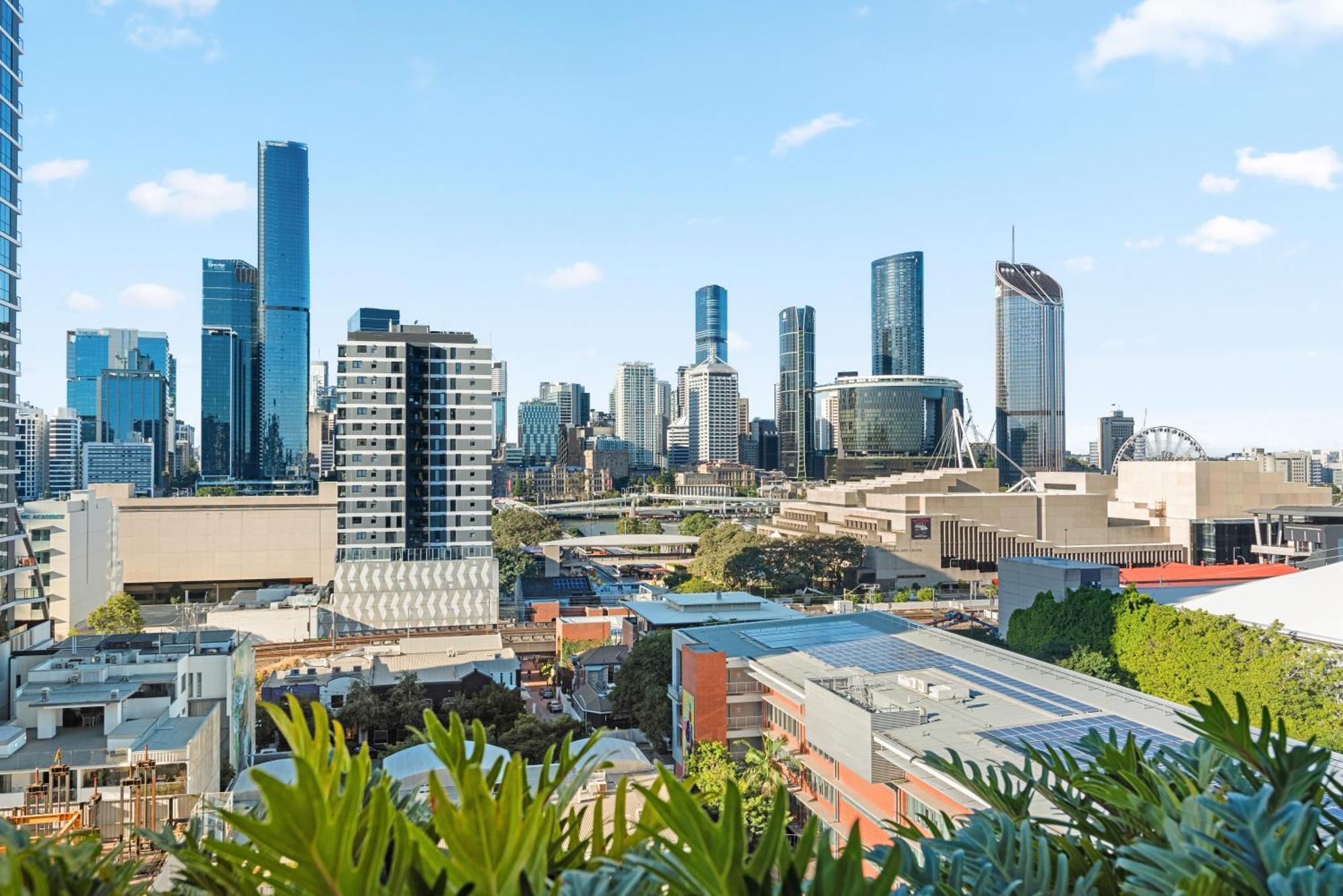 Stylish View And Location With Pool And Gym Brisbane