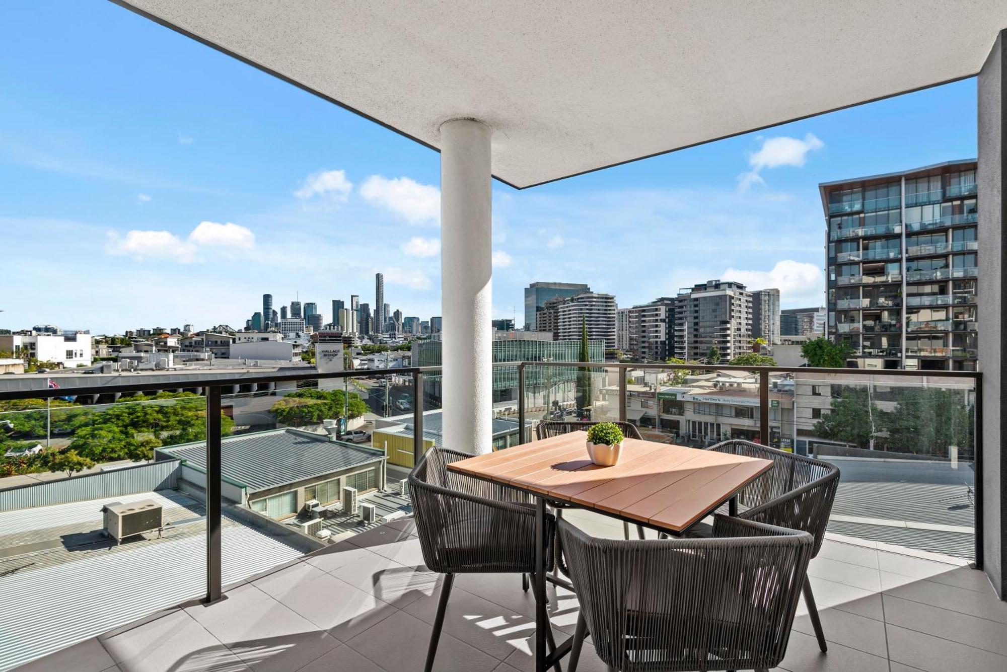 Apartment Spacious With Stunning Views And Car Park! Brisbane