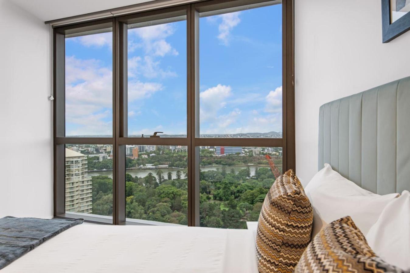 Apartment Affordable Luxe And River Views 5 Star Amenities *