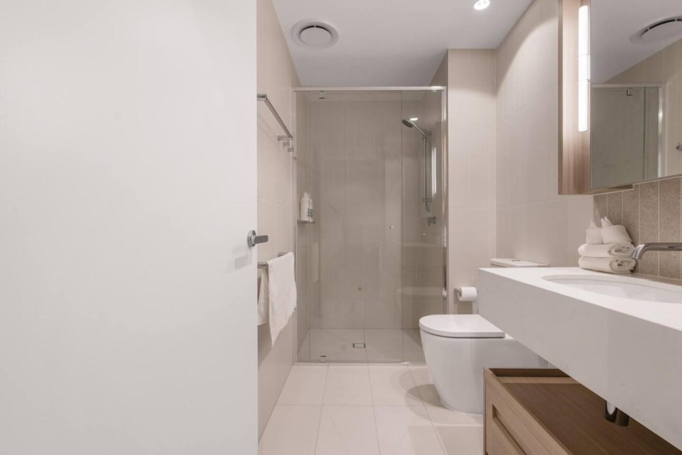 Affordable Luxe And River Views 5 Star Amenities Apartment