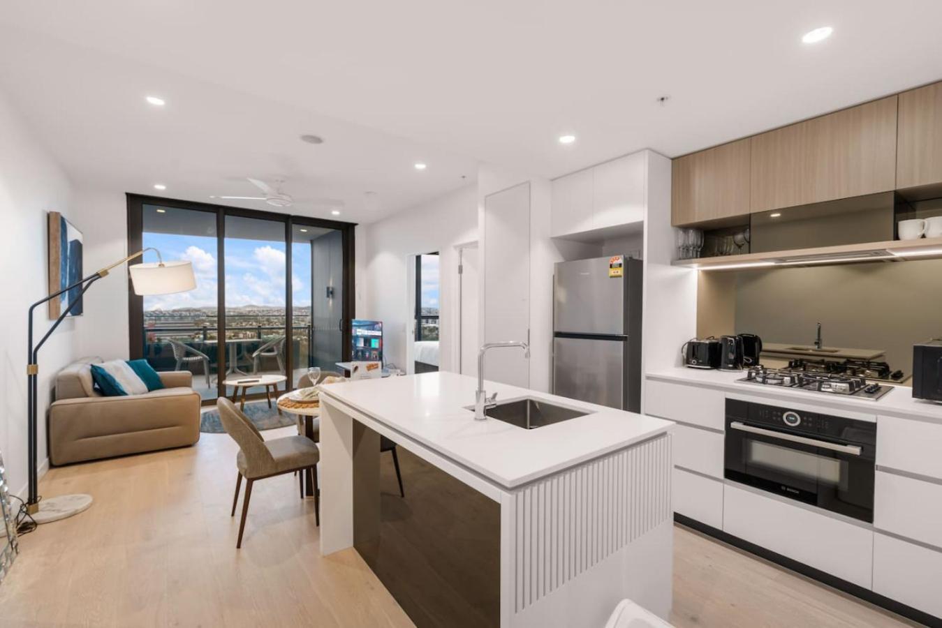 Apartment Affordable Luxe And River Views 5 Star Amenities