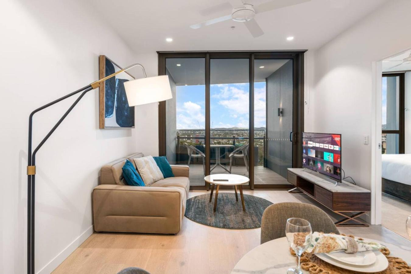 Affordable Luxe And River Views 5 Star Amenities Apartment *