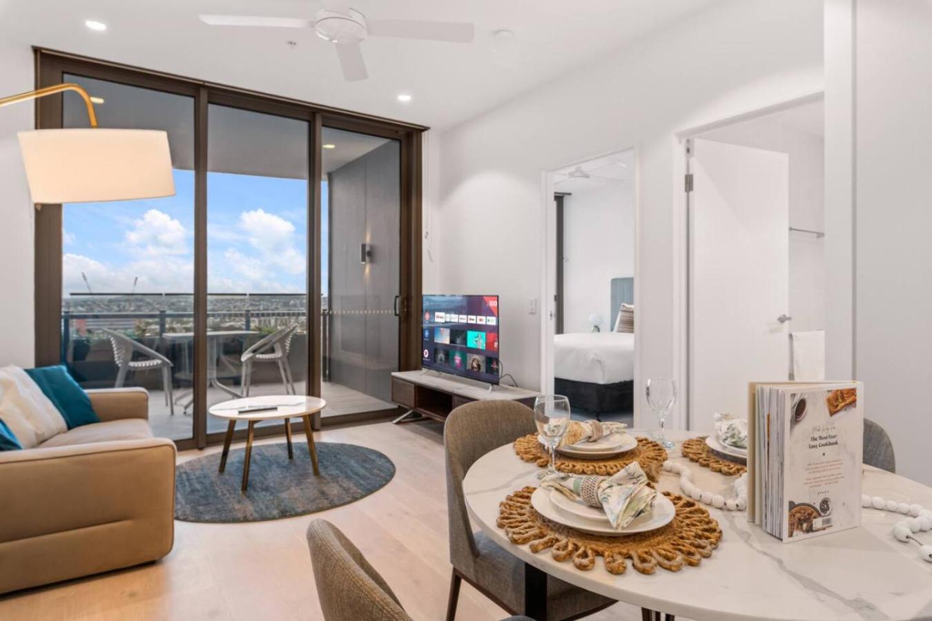 Affordable Luxe And River Views 5 Star Amenities *