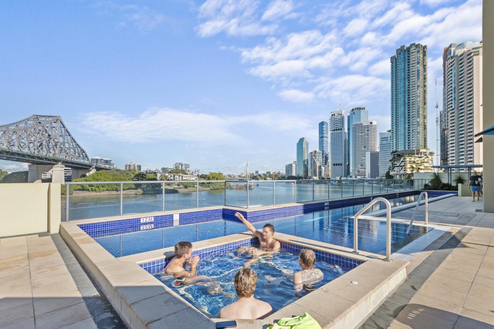 Stylish With Bbq Pool & Gym Brisbane
