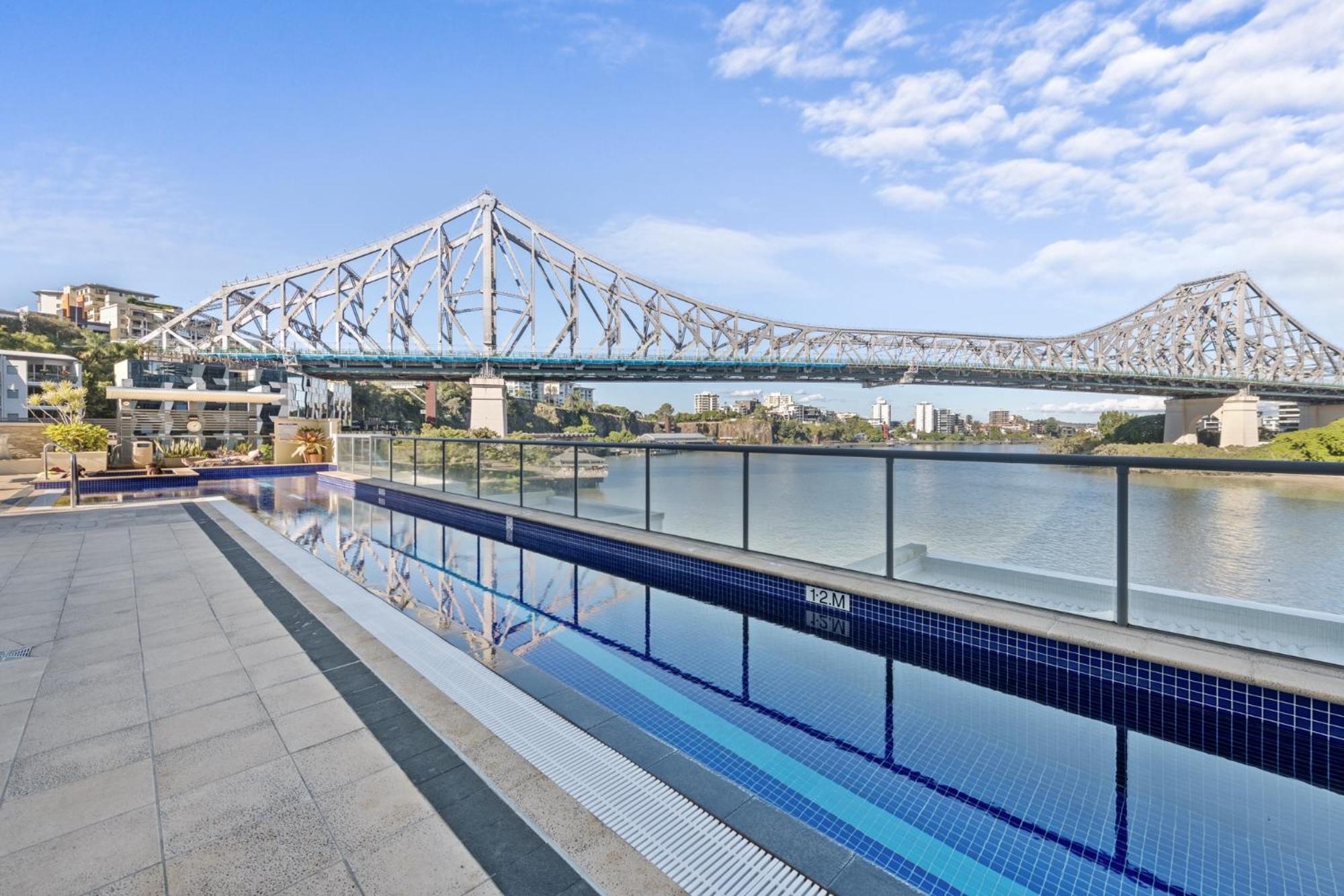 Stylish With Bbq Pool & Gym * Brisbane