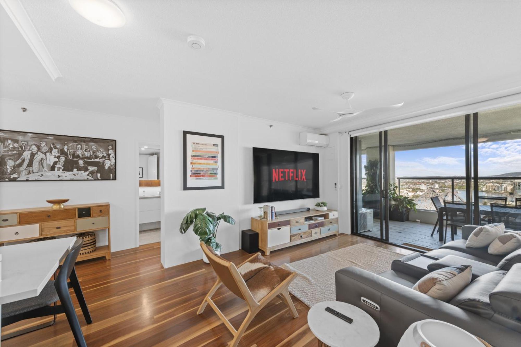Stylish With Bbq Pool & Gym Brisbane