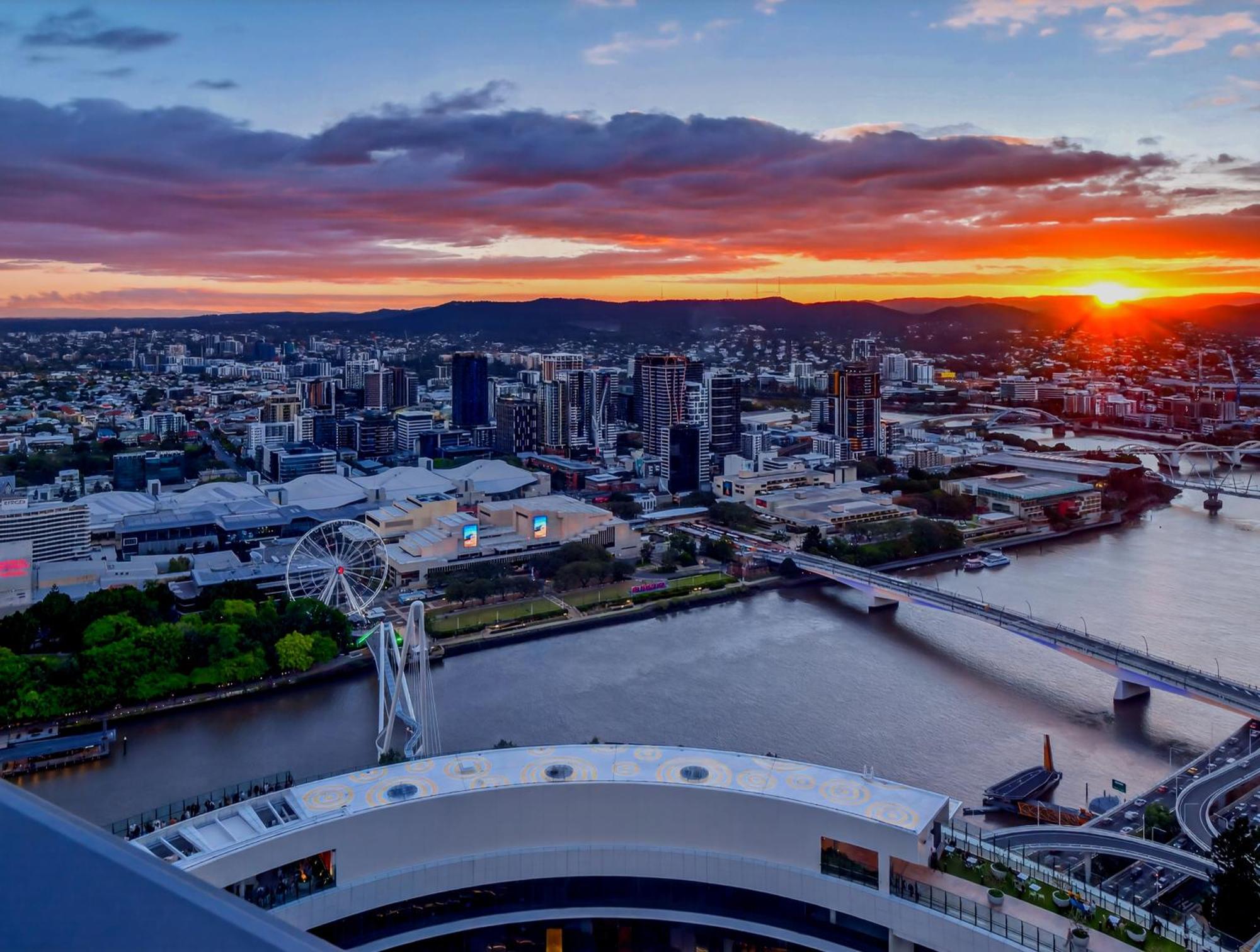 River Glow At Queens Wharf Level 43 * Brisbane