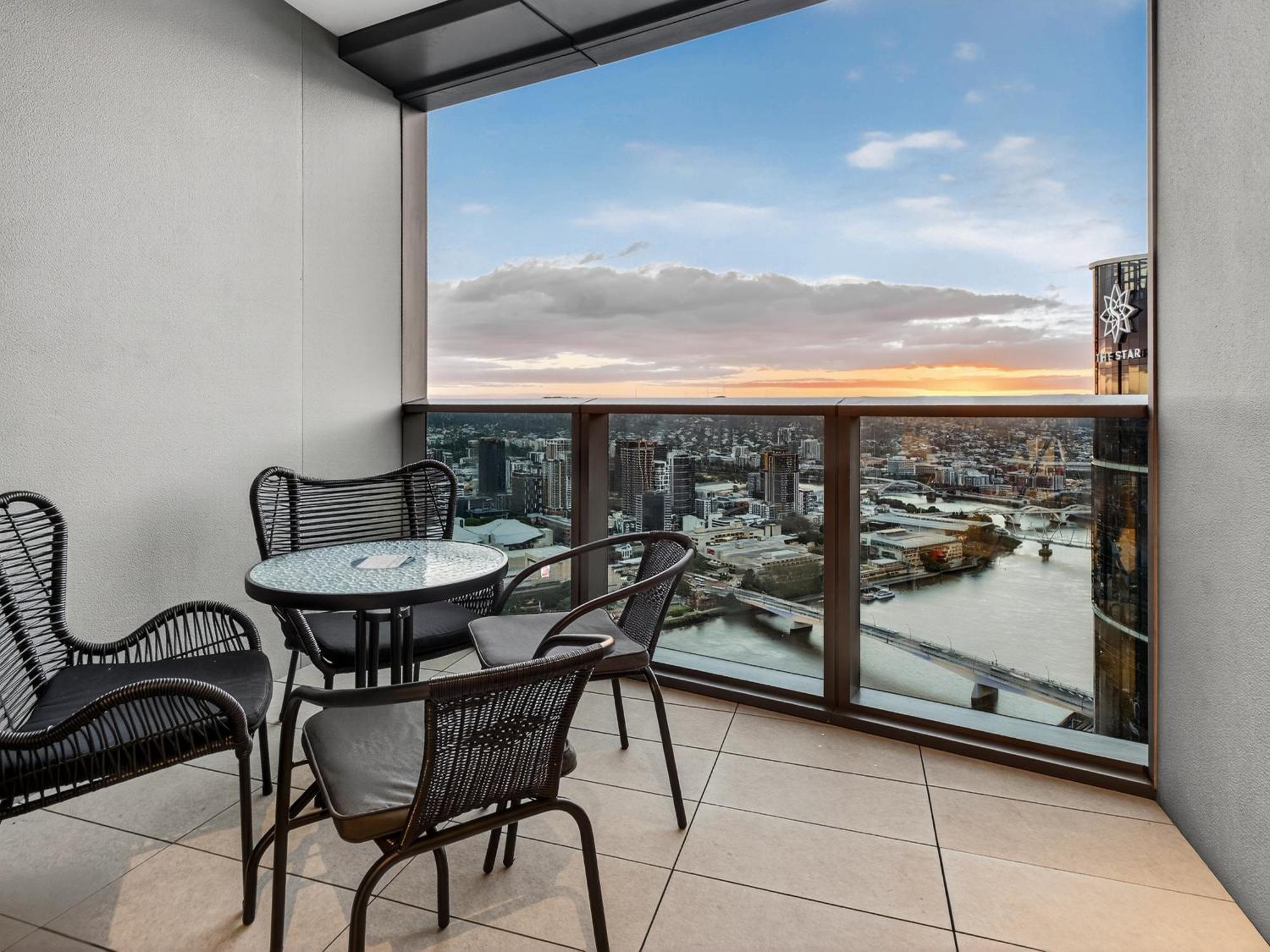 River Glow At Queens Wharf Level 43 Apartment