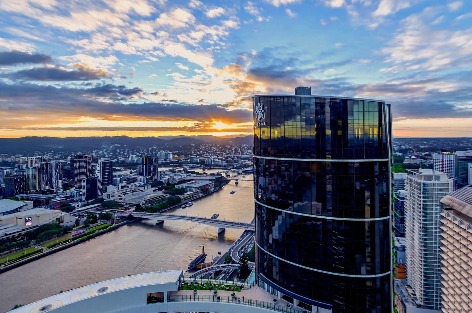 River Glow At Queens Wharf Level 43 * Brisbane