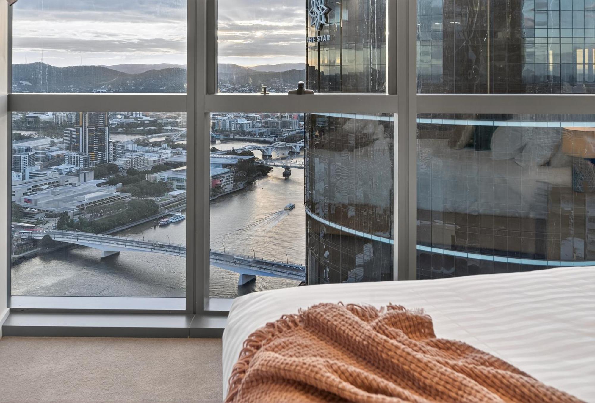 River Glow At Queens Wharf Level 43 * Brisbane
