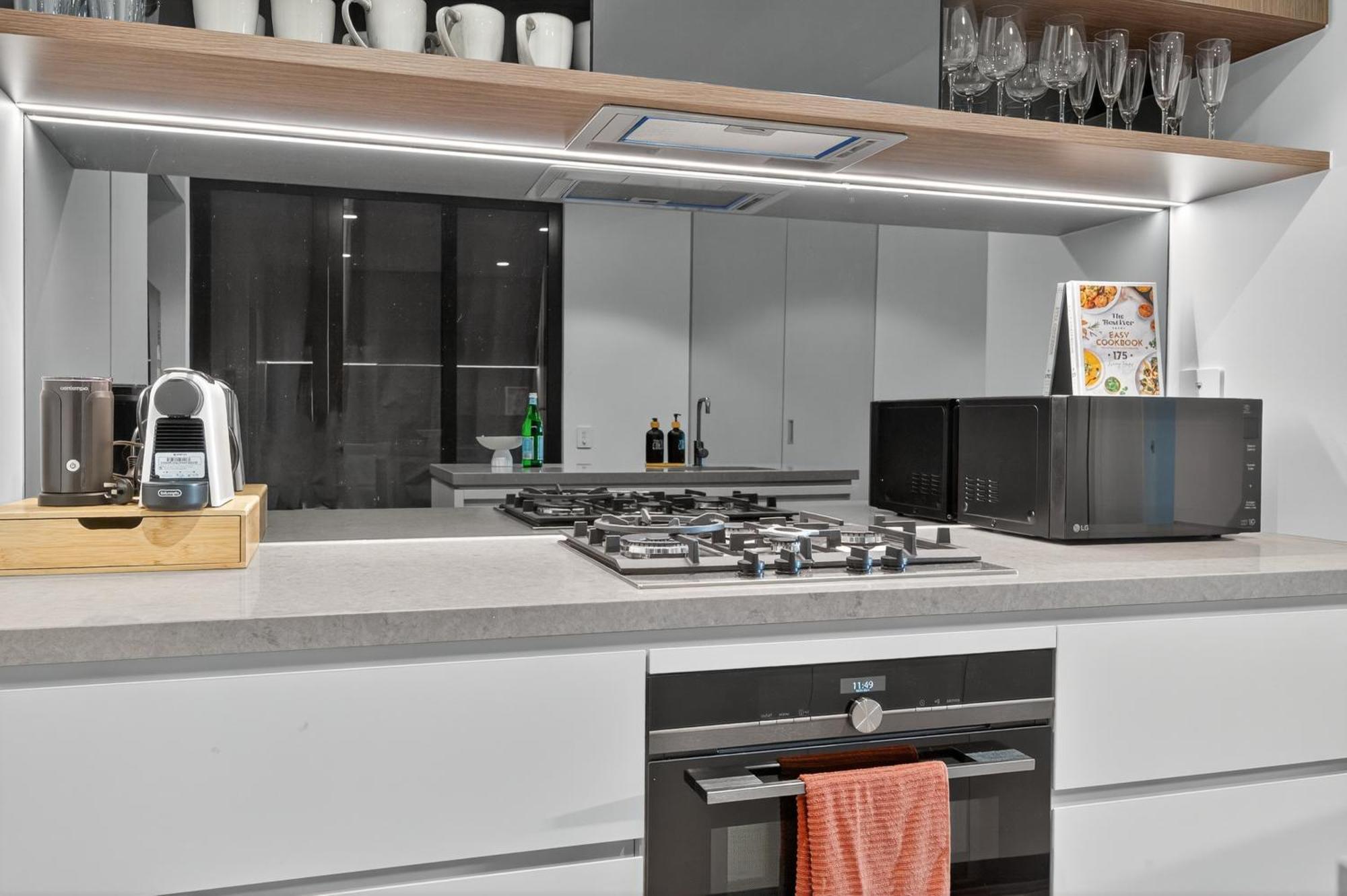 River Glow At Queens Wharf Level 43 Apartment